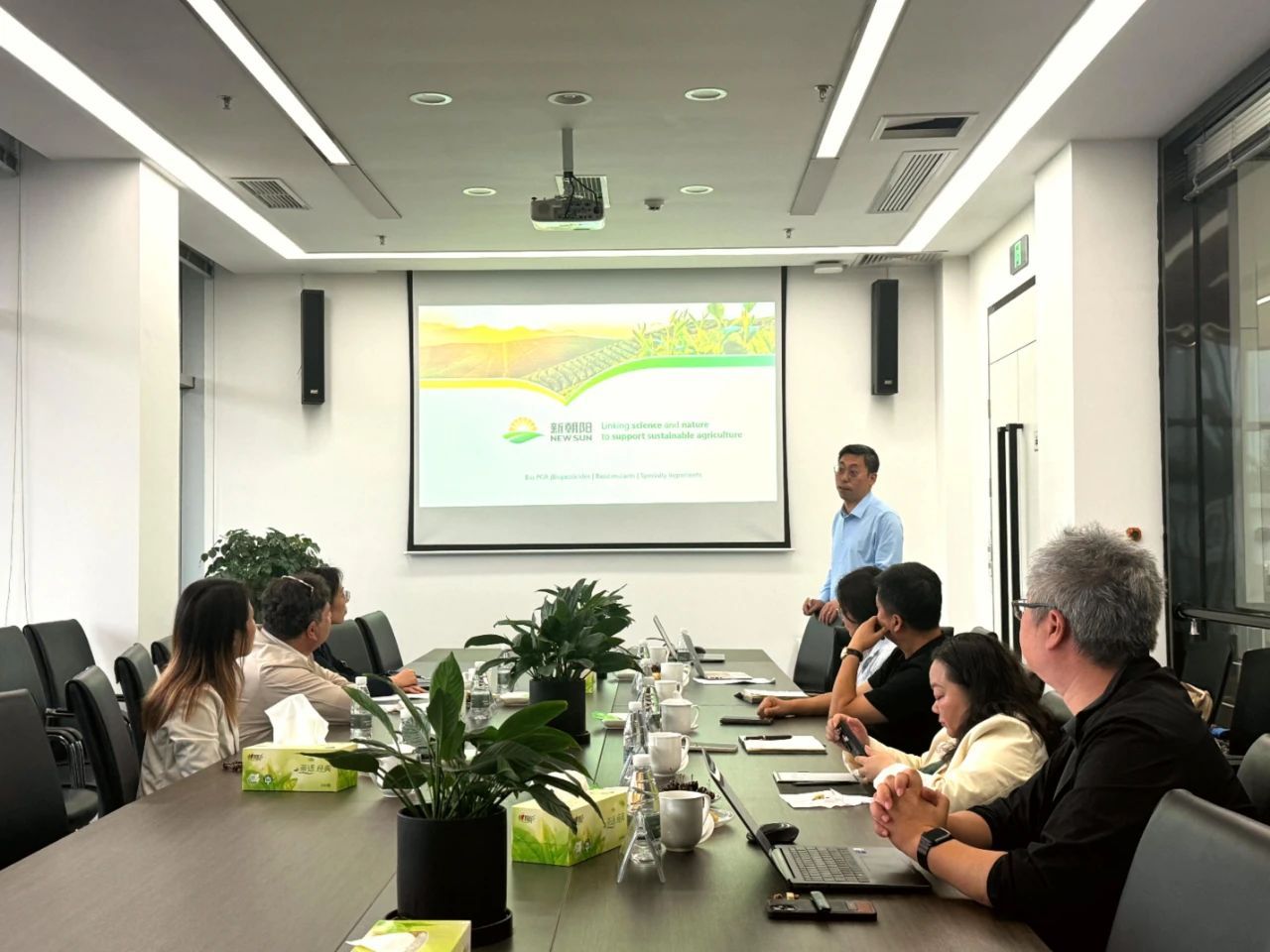 以色列駐成都總領(lǐng)事代表團(tuán)一行蒞臨新朝陽參觀交流，共探中以農(nóng)業(yè)科技協(xié)同發(fā)展之路